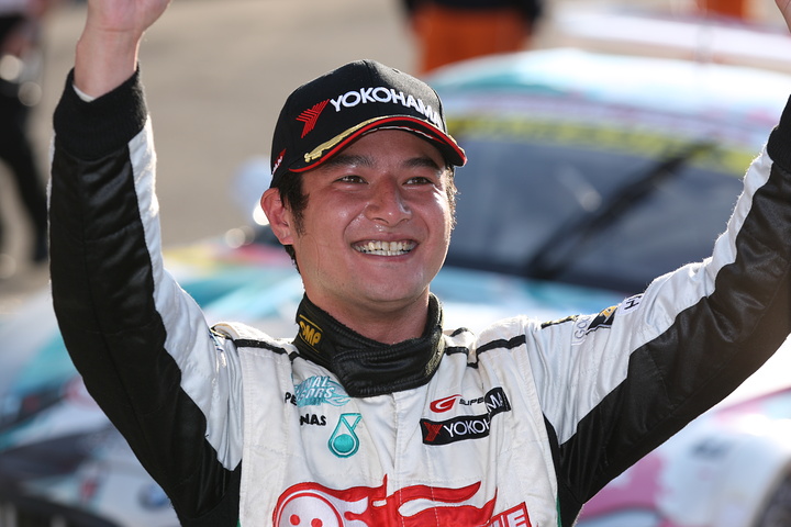 JAFGP GT300クラス第2レース: ウィナーズサークルで喜びの番場琢