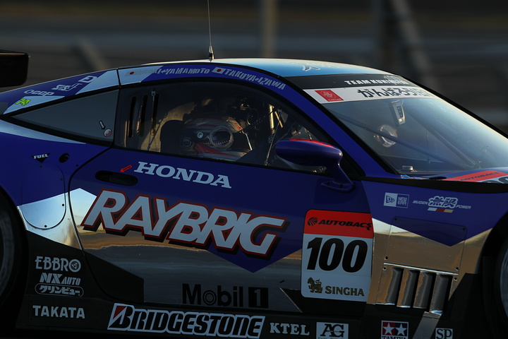 JAFGP GT500クラス第2レース: 優勝して観客に手を振る伊沢拓也