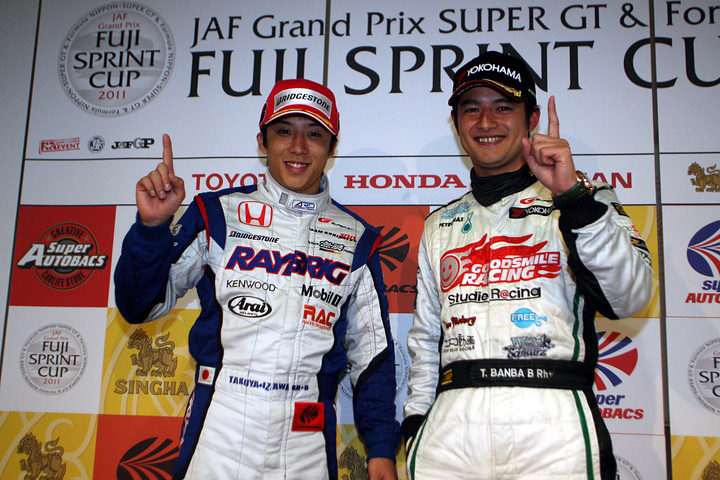 JAFGP: 各クラス第2レース優勝の伊沢拓也（GT500／左）と番場琢（GT300/右）