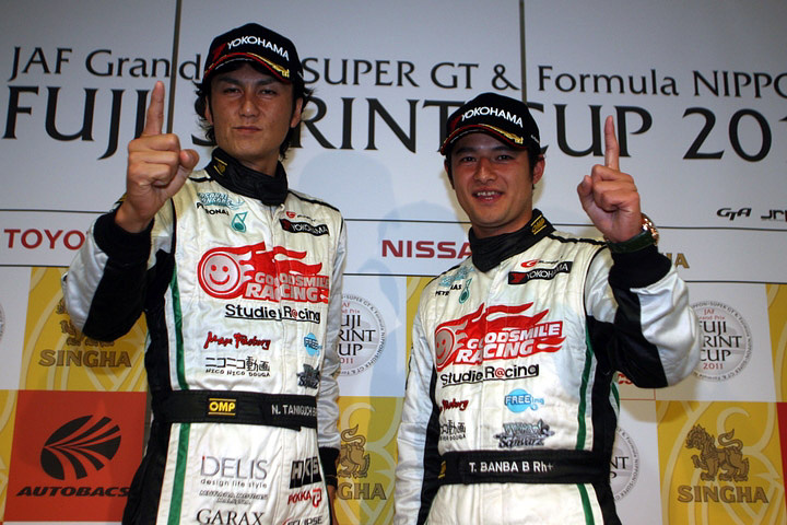 JAFGP: GT300クラス優勝チームの谷口信輝（左）と番場宅（右）