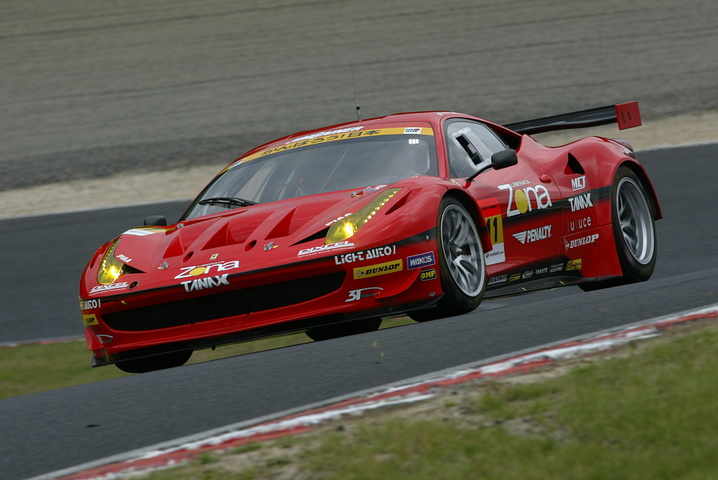 GT300クラスポールポジションは、JIMGAINER DIXCEL DUNLOP 458（田中哲也／平中克幸組）