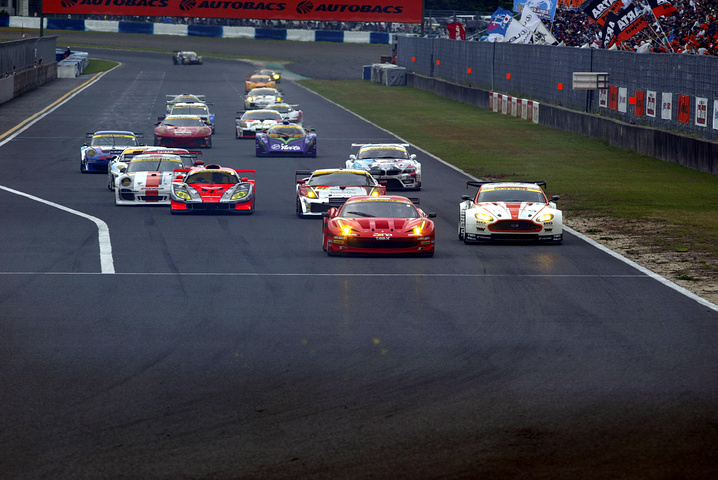 GT300クラスのスタートシーン