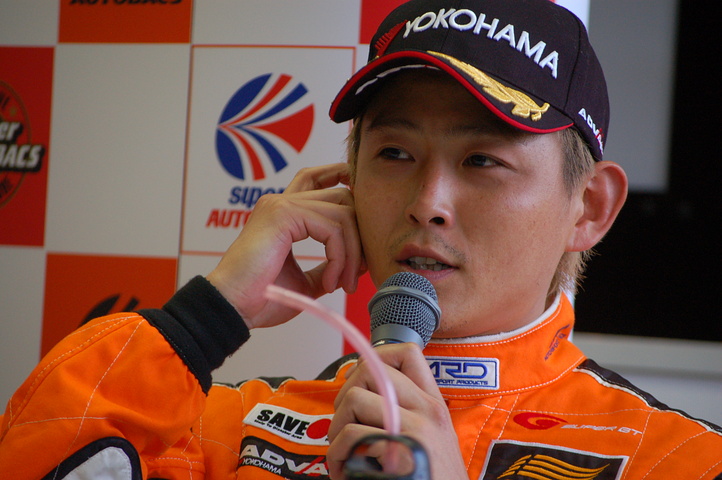 決勝記者会見: GT300クラス優勝の吉本大樹（triple a Vantage GT2）