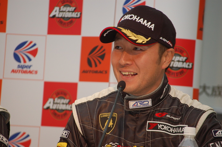 公式予選記者会見: GT300クラスポールポジションの井入宏之（この後、最低重量違反で失格）