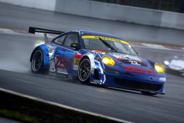 GT300クラス3位は、ZENT Porsche RSR（都筑晶裕／土屋武士組）