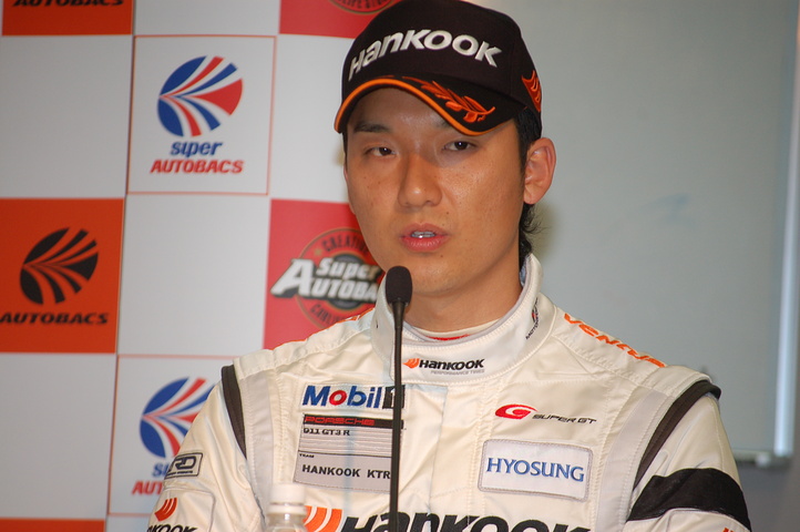 GT300クラス優勝の藤井誠暢（HANKOOK PORSCHE）