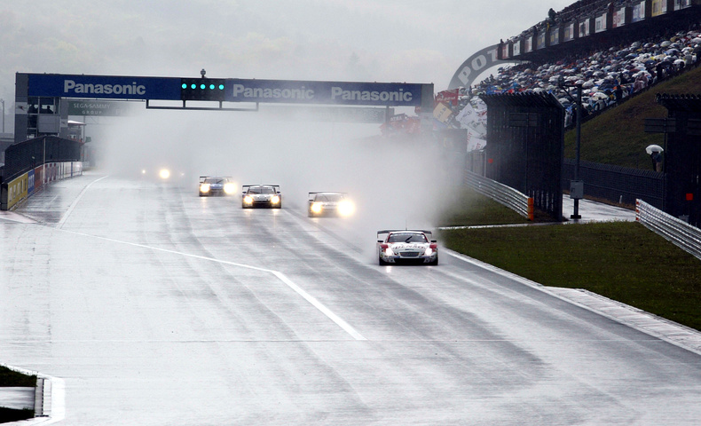 雨のなか、5周のセーフティーカーランが行われ、ついに今シーズンのSUPER GTがスタートした（GT500）