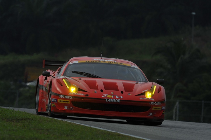 GT300クラス決勝2位のJIMGAINER DIXCEL DUNLOP 458（田中哲也／平中克幸組）