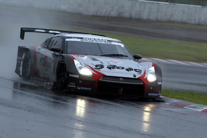 スーパーラップ: GT500クラスポールポジションは、S Road MOLA GT-R（柳田真孝／ロニー・クインタレッリ組）