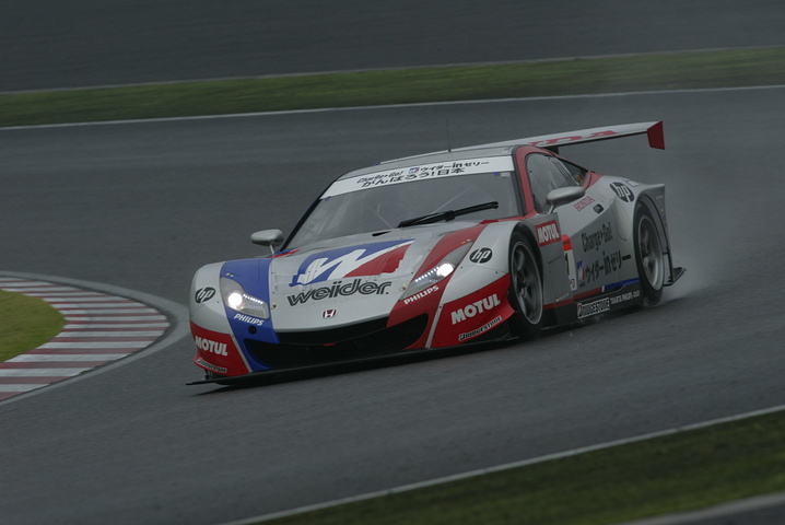 GT500クラス優勝は、ウイダー HSV-010（小暮卓史／ロイック・デュバル組）