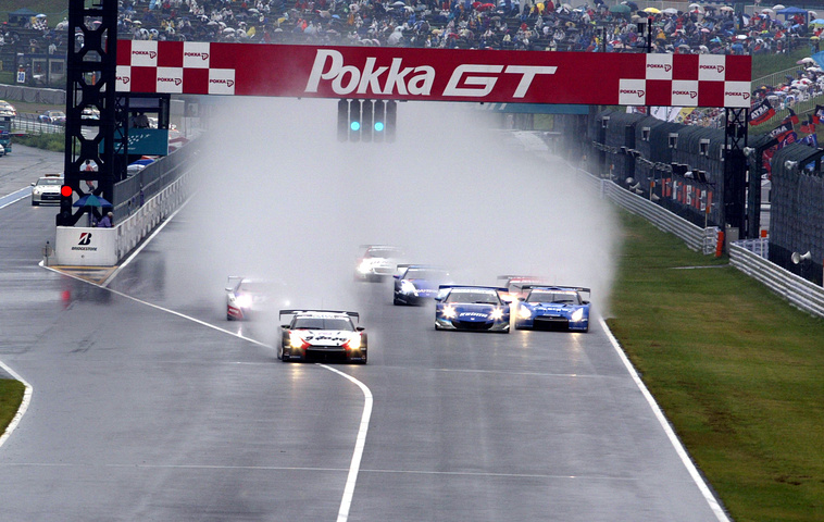 GT500クラスのスタートシーン