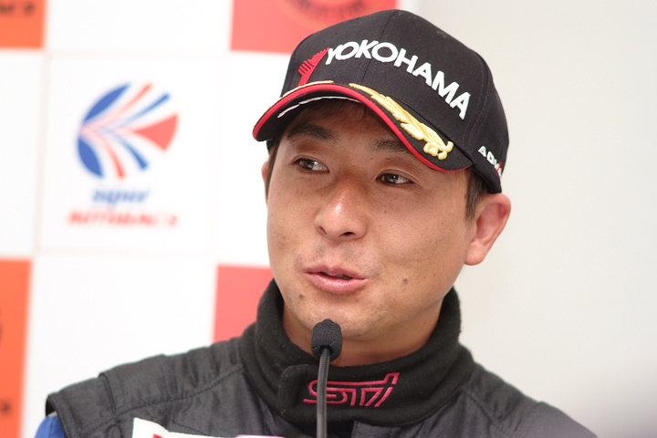 決勝記者会見: GT300クラス優勝の佐々木孝太（R&D SPORT LEGACY B4）