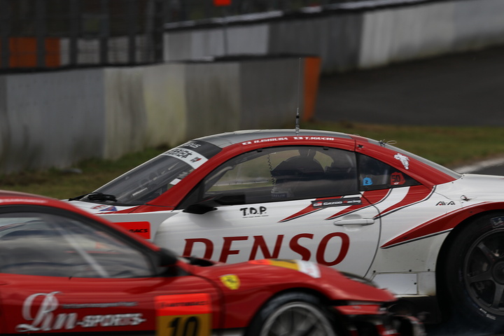 2位を走っていたDENSO SARD SC430の井口はなんとファイナルラップで300のマシンと絡みスピン