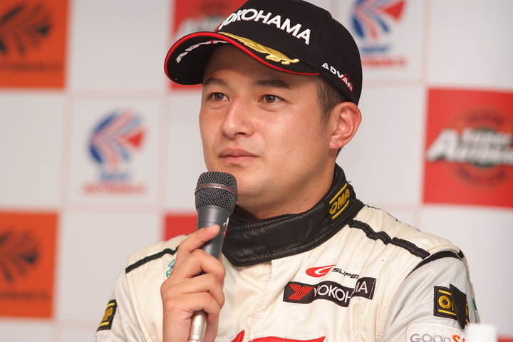 決勝記者会見: GT300クラス優勝の番場琢（初音ミクグッドスマイルBMW）