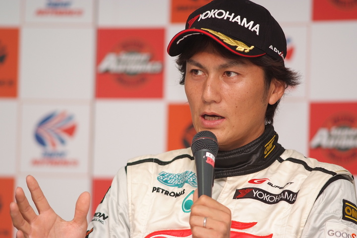 決勝記者会見: GT300クラス優勝の谷口信輝（初音ミクグッドスマイルBMW）