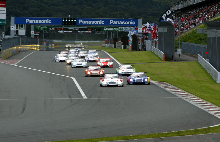 GT500クラスのスタートシーン