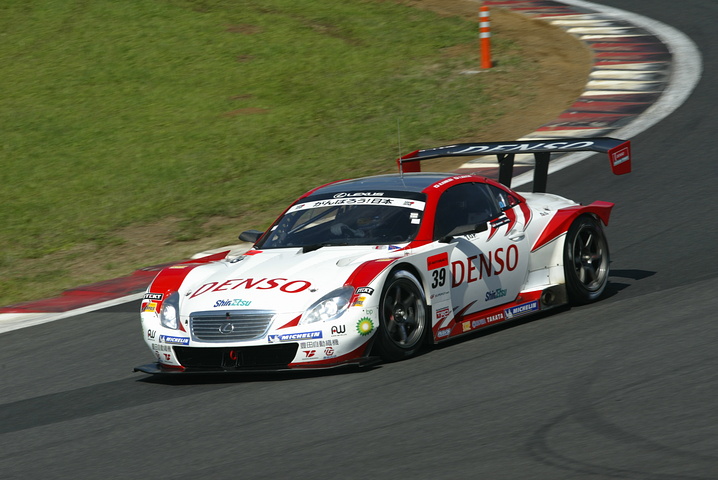 スーパーラップ: GT500クラスポールポジションは、DENSO SARD SC430（石浦宏明／井口卓人組）