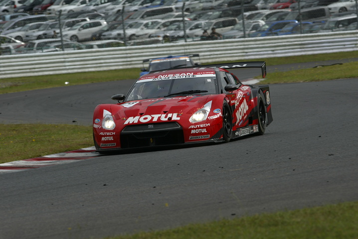 GT500クラスで優勝したMOTUL AUTECH GT-R（本山哲／ブノワ・トレルイエ組）
