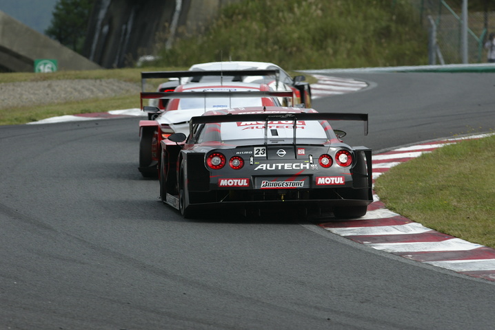全車を次々とパスしてGT５００クラスで優勝を飾ったMOTUL AUTECH GT-R（本山哲／ブノワ・トレルイエ組）