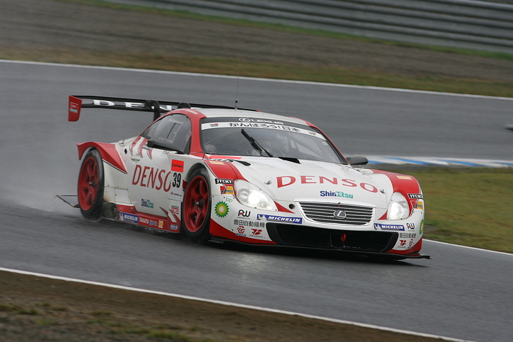 日曜朝のフリー走行でGT500クラストップタイムのDENSO SARD SC430（石浦宏明／井口卓人組）