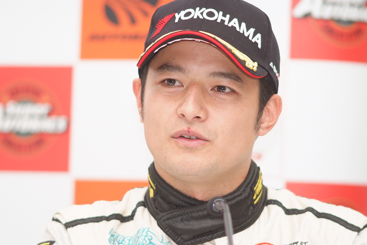 公式予選記者会見: GT300クラスポールシッターの番場琢（初音ミクグッドスマイルBMW）