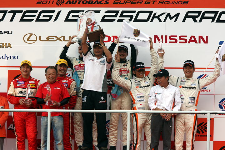 GT300クラスのチャンピオン表彰式