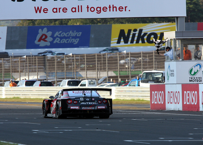 チェッカーを受けるGT500クラス優勝のMOTUL AUTECH GT-R（本山哲／ブノワ・トレルイエ組）