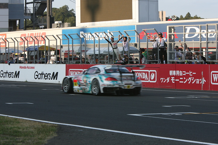 チェッカーを受けるGT300クラス優勝の初音ミクグッドスマイルBMW（谷口信輝／番場琢組）