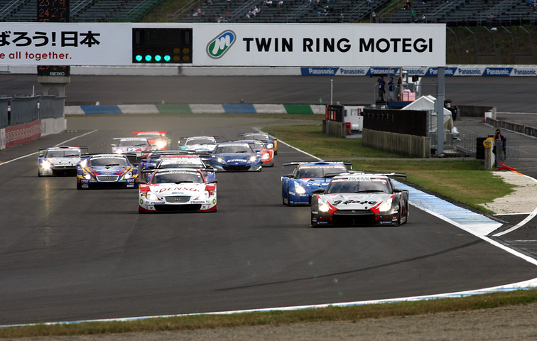 GT500クラスのスタートシーン