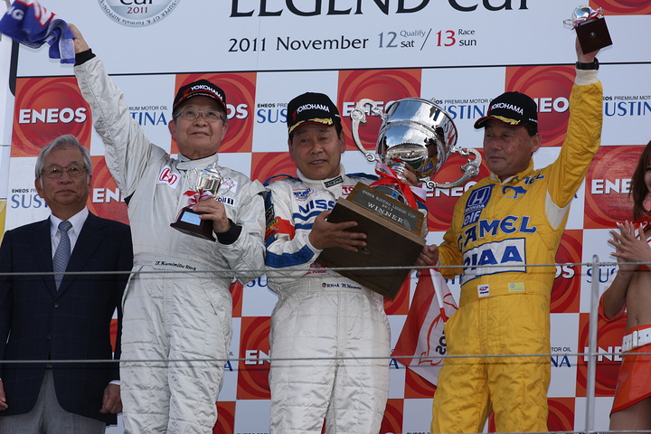 JAFGPレジェンドカップ表彰式: 優勝 長谷見昌弘（中央）、2位 高橋国光（左）、3位 中嶋悟（右）