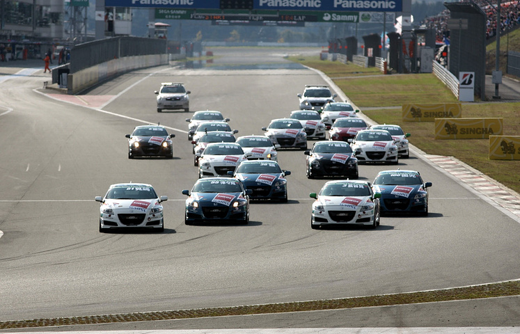 JAFGPレジェンドカップ: 8周の決勝レースがスタートした