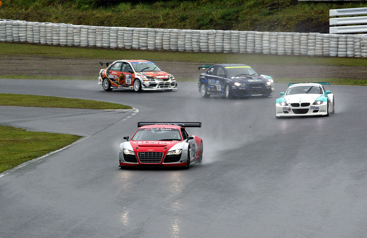雨の中、決勝レースがスタートした