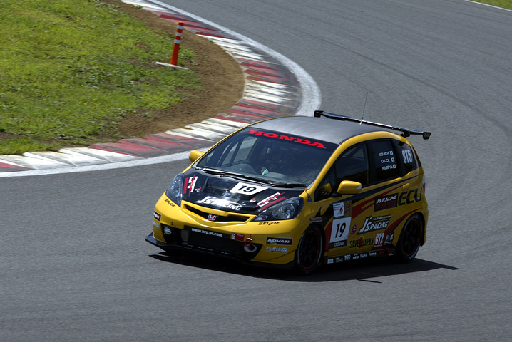 ST5クラスポールポジションは、BRP☆HYPER ECU C72制動屋FFC J'SフィットRS（奥村浩一／前山亘／鍋家武組）