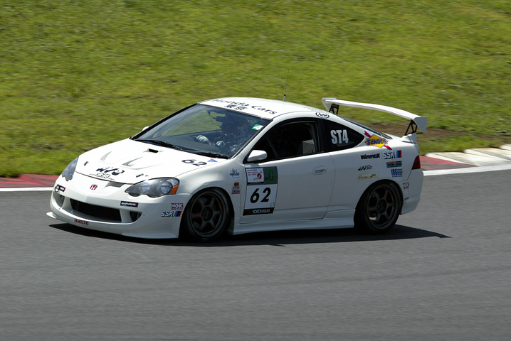 ST4クラスポールポジションは、ホンダカーズ東京 G/M インテグラ（塩谷烈州／太田侑弥／ピストン西沢組）