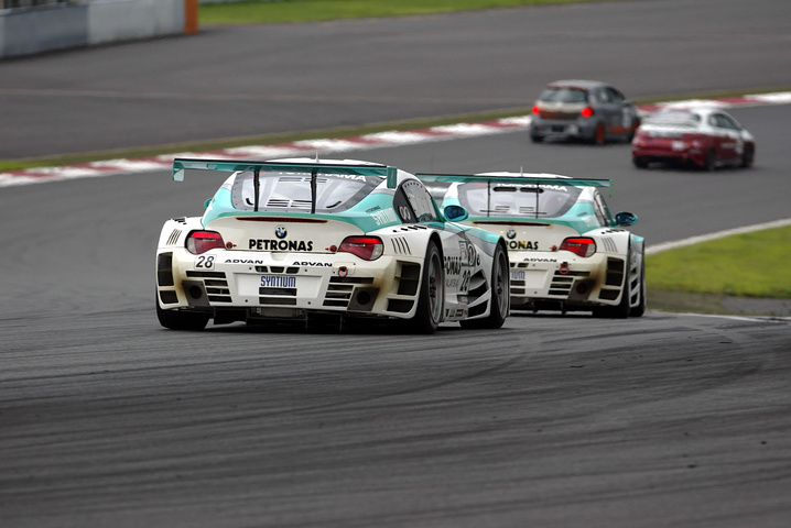 PETRONAS SYNTIUM BMW Z4MCOUPE同士の争い