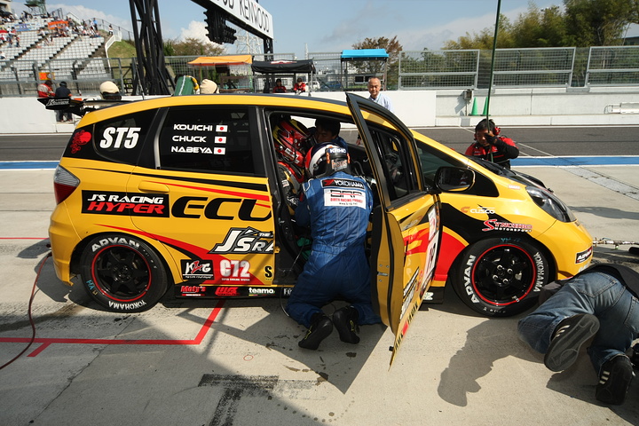 ピット作業を行うBRP☆HYPER ECU C72制動屋FFC J'SフィットRS（奥村浩一／前山亘／鍋家武組）