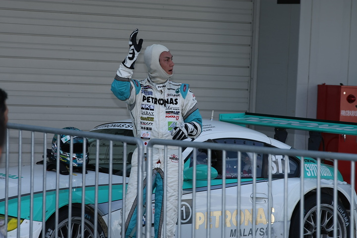 総合優勝の谷口信輝（ST-1クラスのPETRONAS SYNTIUM BMW Z4M COUPE）