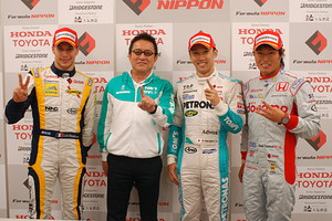 決勝第2レース記者会見フォトセッション: トップ3のドライバーと優勝チーム監督 fn_r07_r2_pc_top3