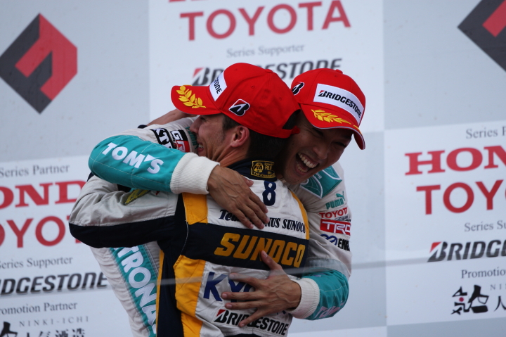 レース2表彰式: 抱き合う中嶋一貴とロイック・デュバル