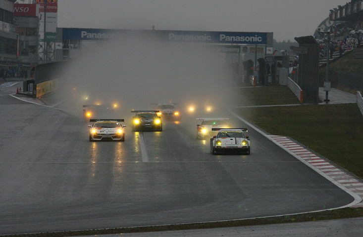 JAFGP: GT300レース1が雨の中スタートした