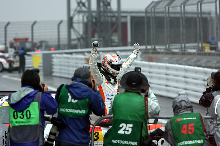 JAFGP: GT300レース1で優勝した藤井誠暢（HANKOOK PORSCHE）