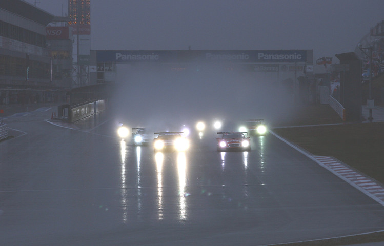 JAFGP:GT500レース1: 降り続く雨の中スタートが切られたが