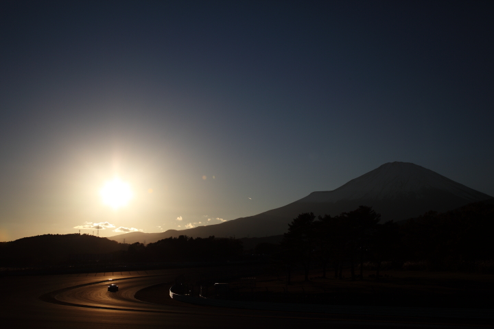 FUJI SPRINT CUP: 富士山をバックに晩秋の太陽がコースを照らす