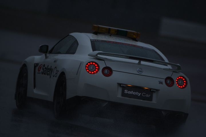 FUJI SPRINT CUP GT500クラス: 雨が激しくなったためセーフティーカーが導入された