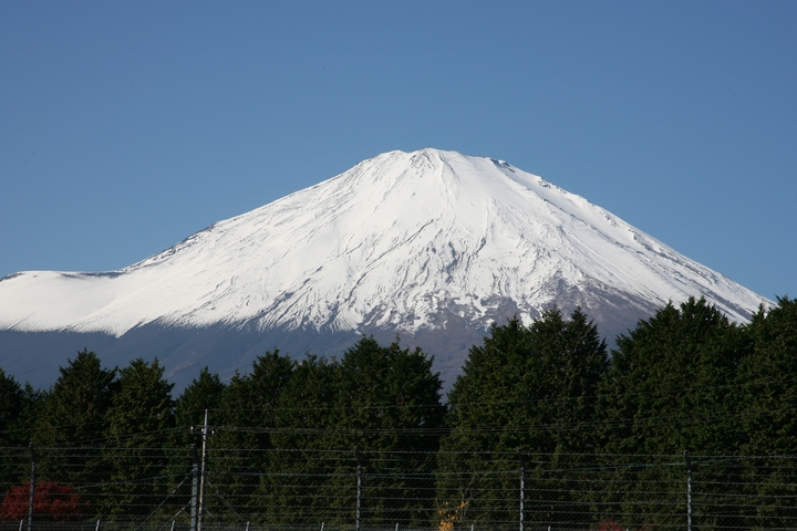JAFGP公式練習: 快晴の空をバックに富士山