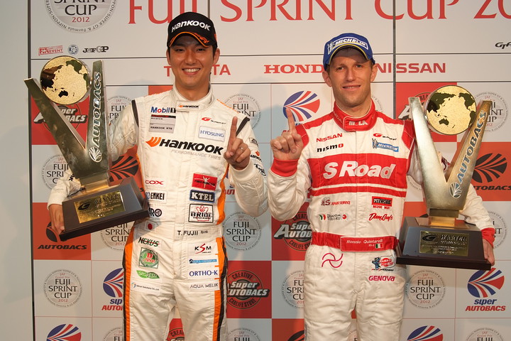 JAFGPレース1決勝フォトセッション: GT500優勝のロニー・クインタレッリとGT300優勝の藤井誠暢