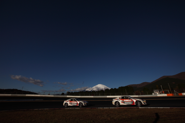 FUJI SPRINT CUP: 富士山をバックにレジェンドたちが往く