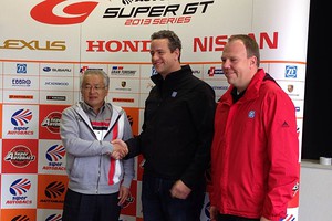 今シーズンよりスーパーGTのシリーズパートナーとなったZF社の首脳とGTA板東正明代表取締役 gt_r01_zf_