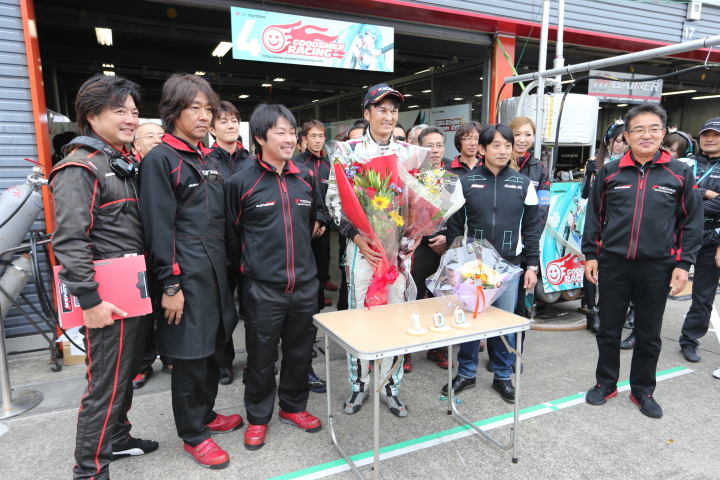ピットウォーク: 谷口信輝、GTレース100戦記念イベント