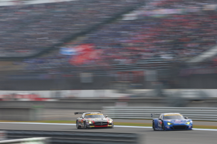 決勝レース: 山野哲也（GT300:SUBARU BRZ R&D SPORT）を追うビヨン・ビルドハイム（GT300:GAINER DIXCEL SLS）